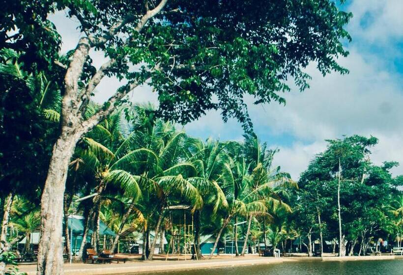 هتل Overbridge River Resort