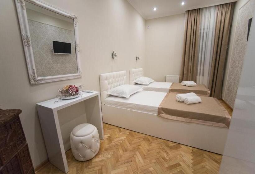 تختخواب و صبحانه Center Deluxe Garni