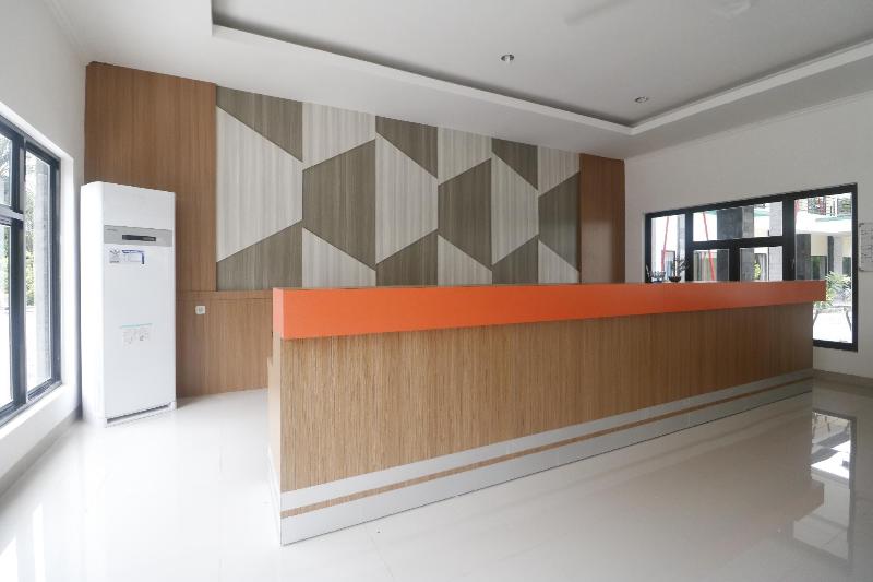 هتل Reddoorz Plus Near Kualanamu Airport