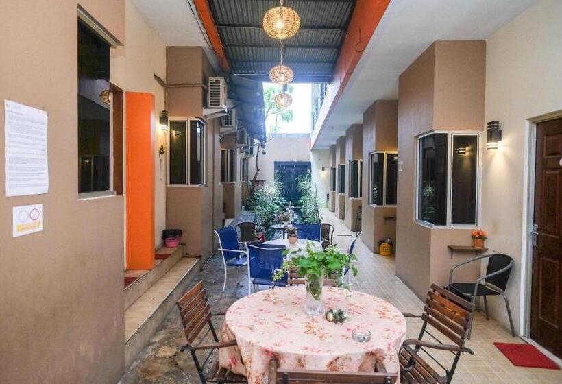 پانسیون Reddoorz Near Jalan Wolter Monginsidi Manado