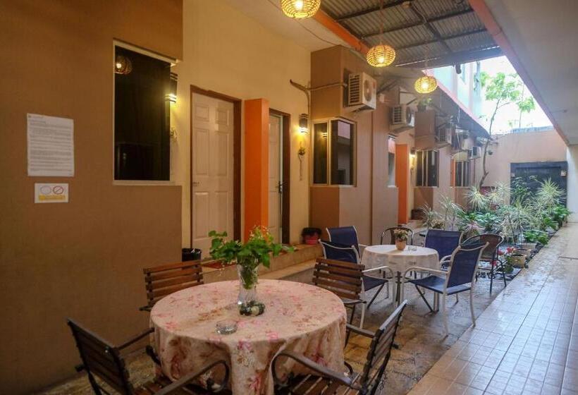 پانسیون Reddoorz Near Jalan Wolter Monginsidi Manado