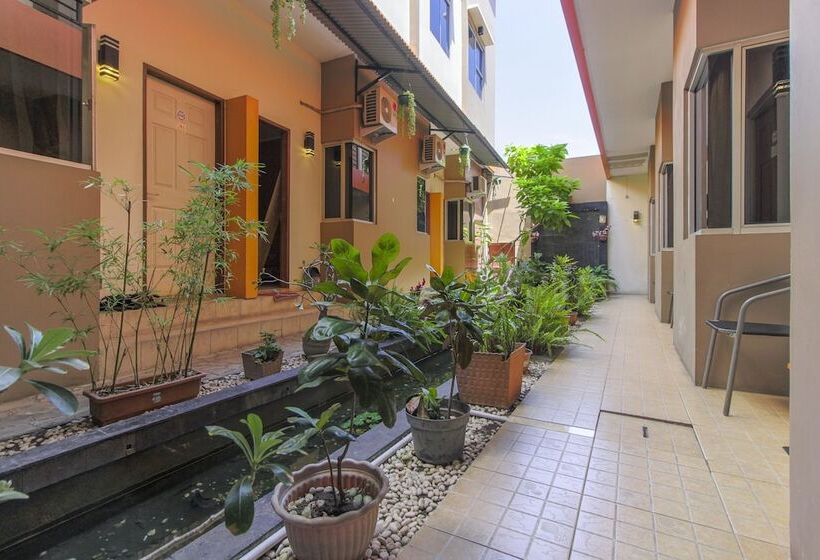 پانسیون Reddoorz Near Jalan Wolter Monginsidi Manado