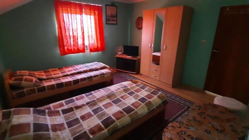 تختخواب و صبحانه Sobe Seka