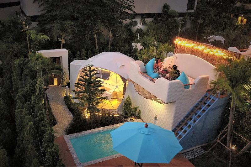 Отель Le Resort and Villas