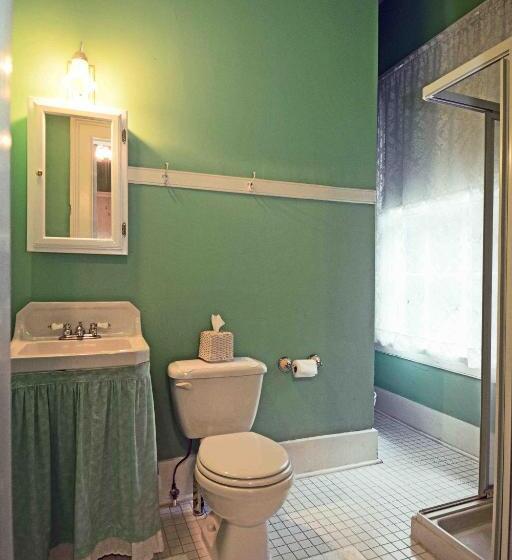 مبيت وإفطار 1872 Denham Inn