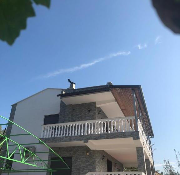 تختخواب و صبحانه Guest House Xhuljon