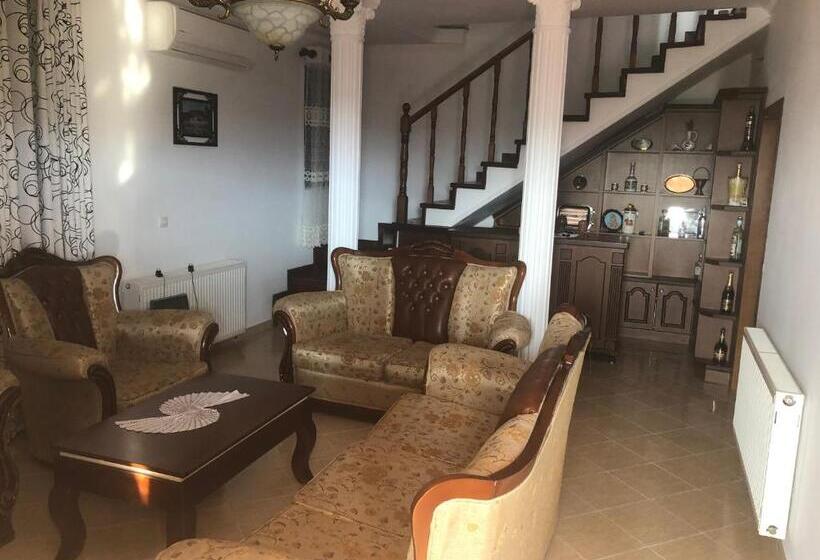 تختخواب و صبحانه Guest House Xhuljon