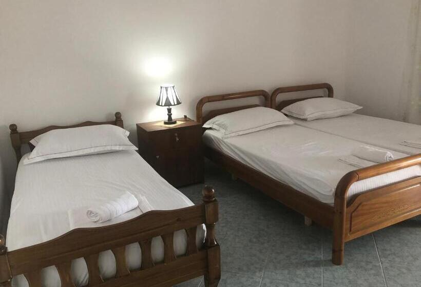 تختخواب و صبحانه Guest House Xhuljon