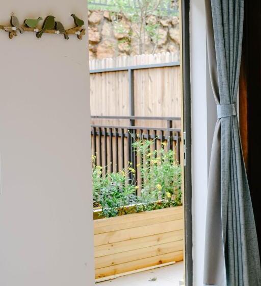 پانسیون Dali Lila's House Seaview Guesthouse