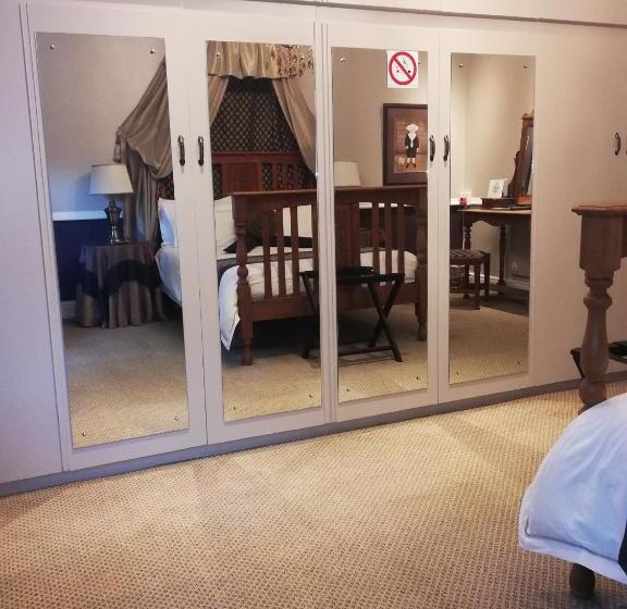 פנסיון Leeuwenhof Guesthouse