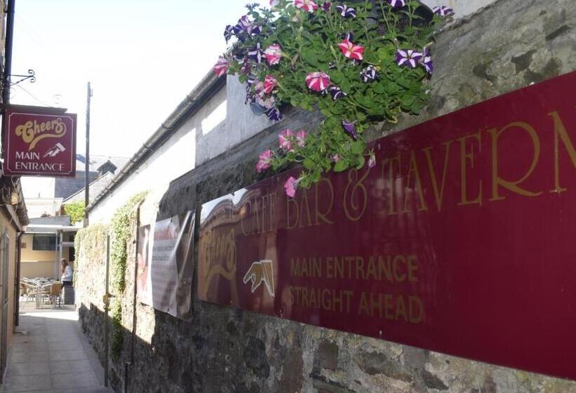 فندق صغير Cheers Cafe Bar & Tavern