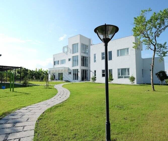 تختخواب و صبحانه Childlike House