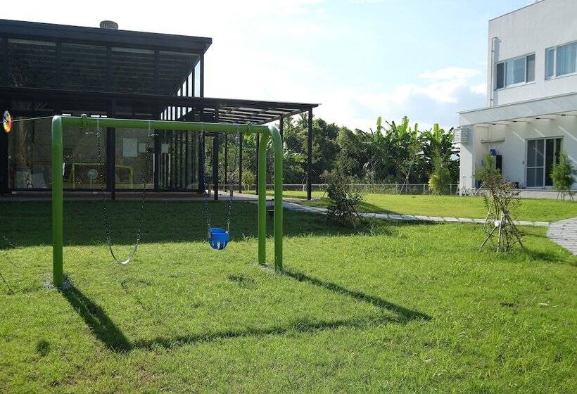 تختخواب و صبحانه Childlike House