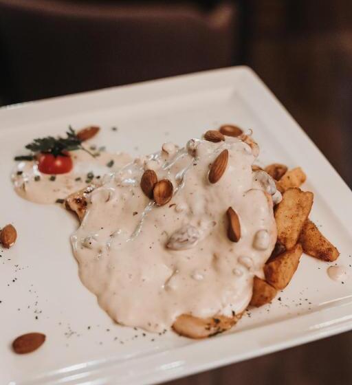 پانسیون Restaurant & Apartments & Rooms Avenia