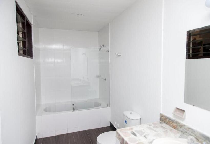 پانسیون Les Balcons Hostel