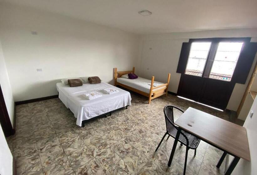 پانسیون Les Balcons Hostel