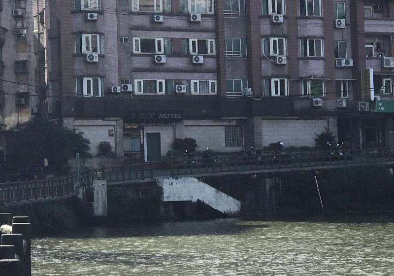 هاستل Gin Lon Lake Motel