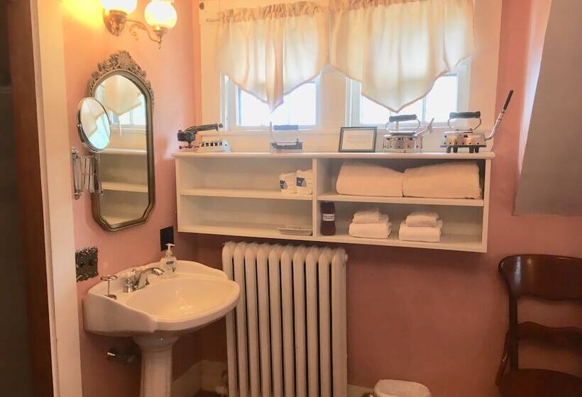 Old Iron Inn Bed And Breakfast