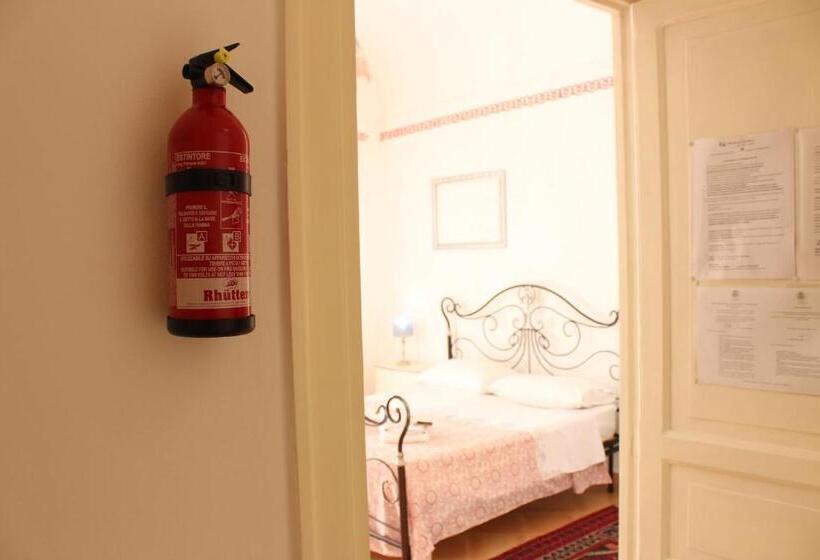 تختخواب و صبحانه Bed&book Palazzo Cutelli