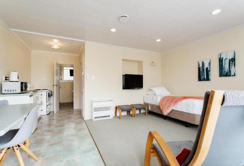Highway Lodge Motel
