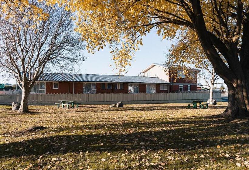 Highway Lodge Motel