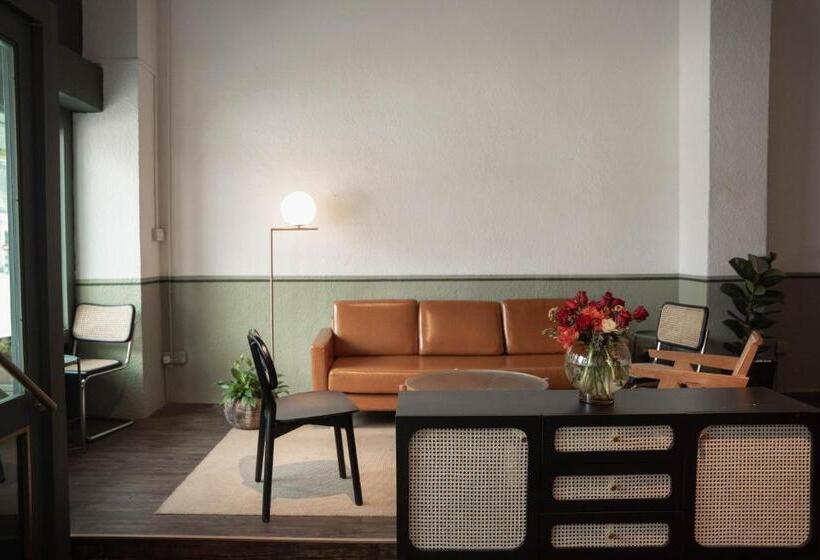 فندق Room V @ Jalan Sultanah Near Bus Stop Batu Pahat