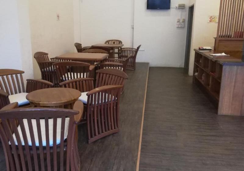 فندق Room V @ Jalan Sultanah Near Bus Stop Batu Pahat