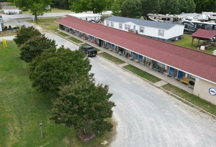 בית מלון כפרי Four Oaks Lodging