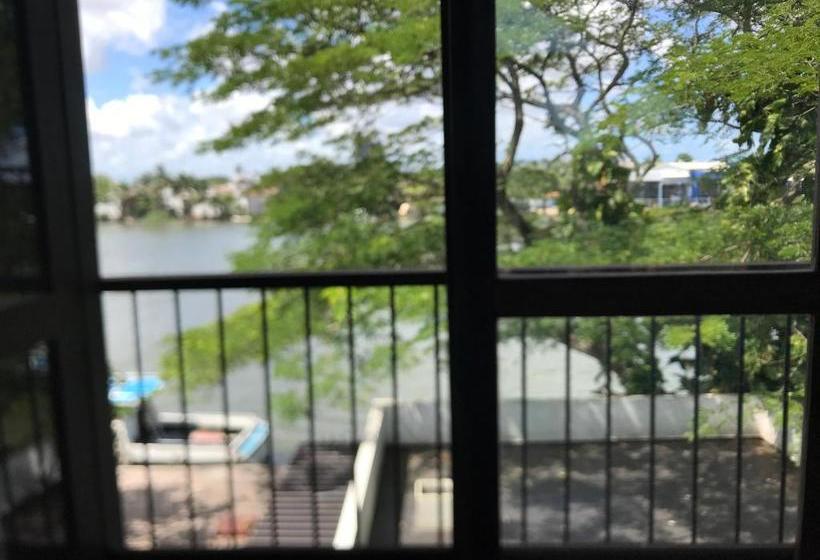 膳宿费 Villa On The Edge