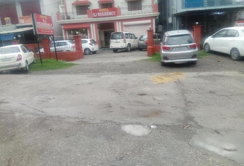 בית מלון כפרי S J Residency