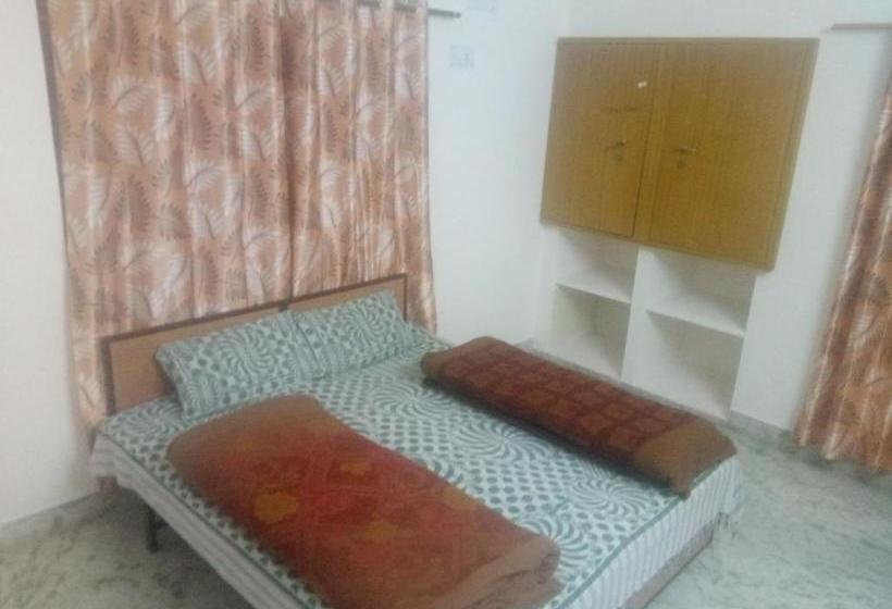 בית מלון כפרי S J Residency