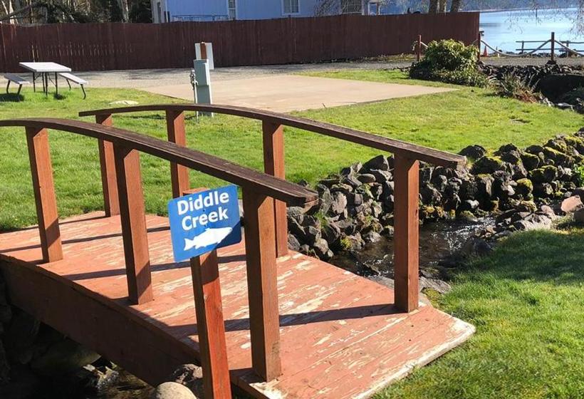 فندق على الطريق The Waterfront At Potlatch