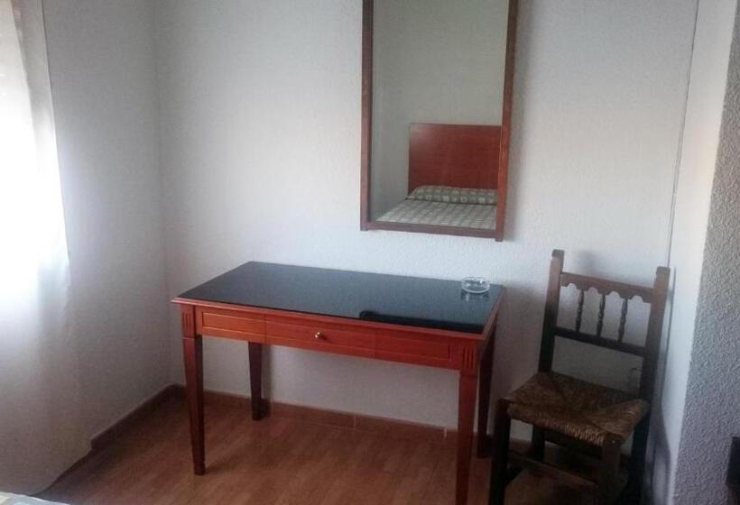 بنسيون Hostal La Zarza