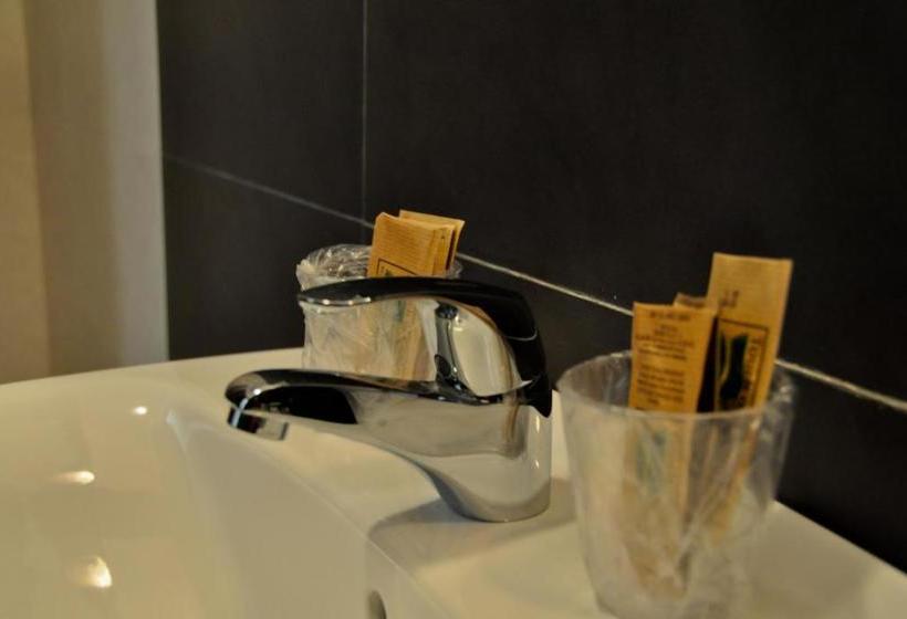 پانسیون Hostal La Rotonda