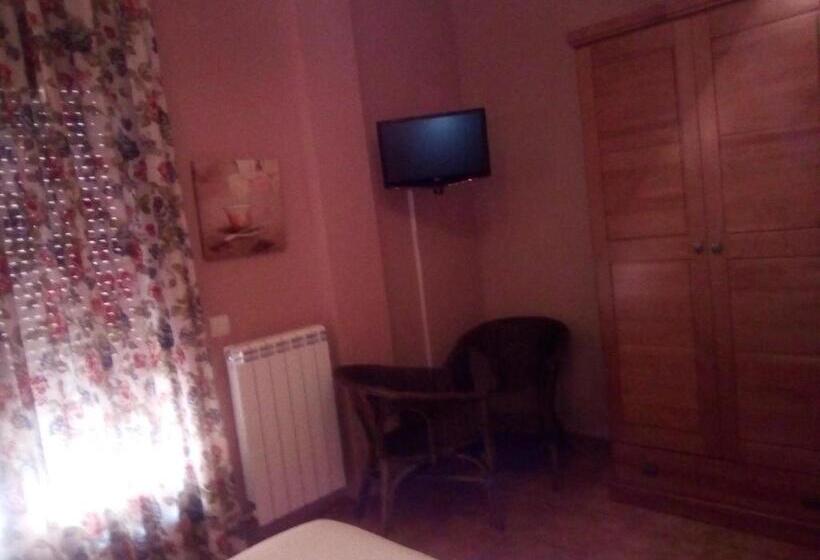 پانسیون Hostal Sol De La Vega