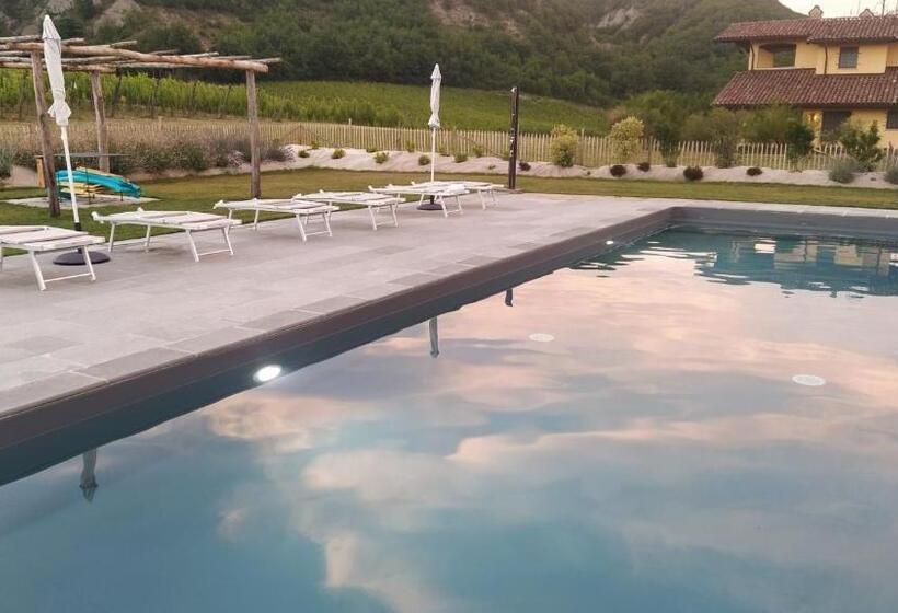 فندق Cascina Formighezzo