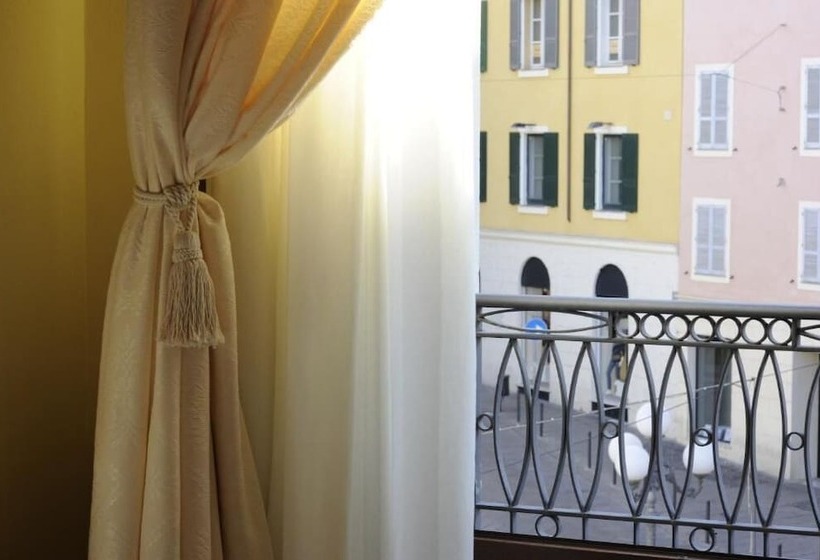 پانسیون Piazza Azuni 18 Guest House