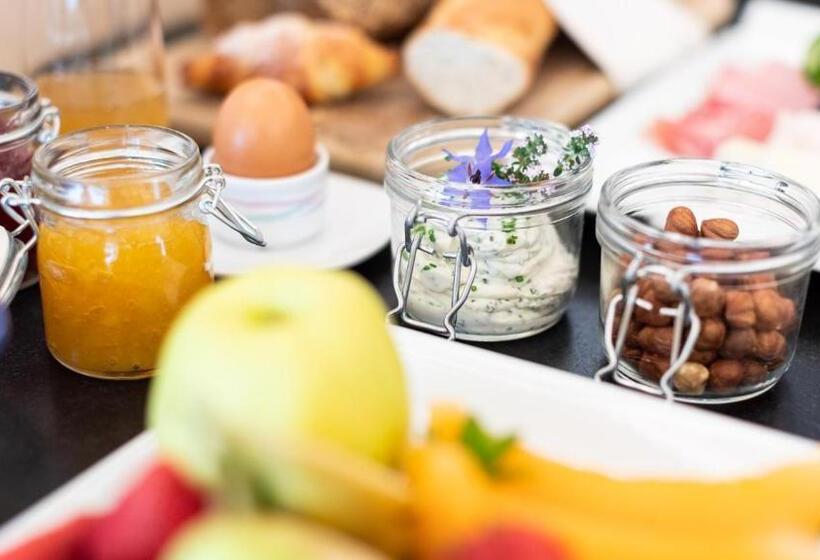 پانسیون Ladurner