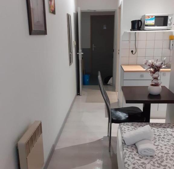 Paris Par Trains, Area, Studios Avec Salle De Bain Et Kitchenette Privées, Ou, Chambres Avec Salles