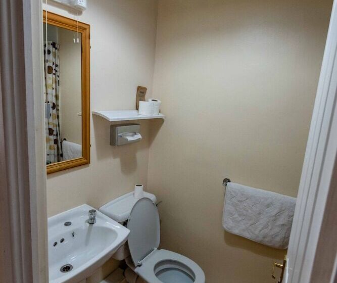 پانسیون Aarondale Guest House