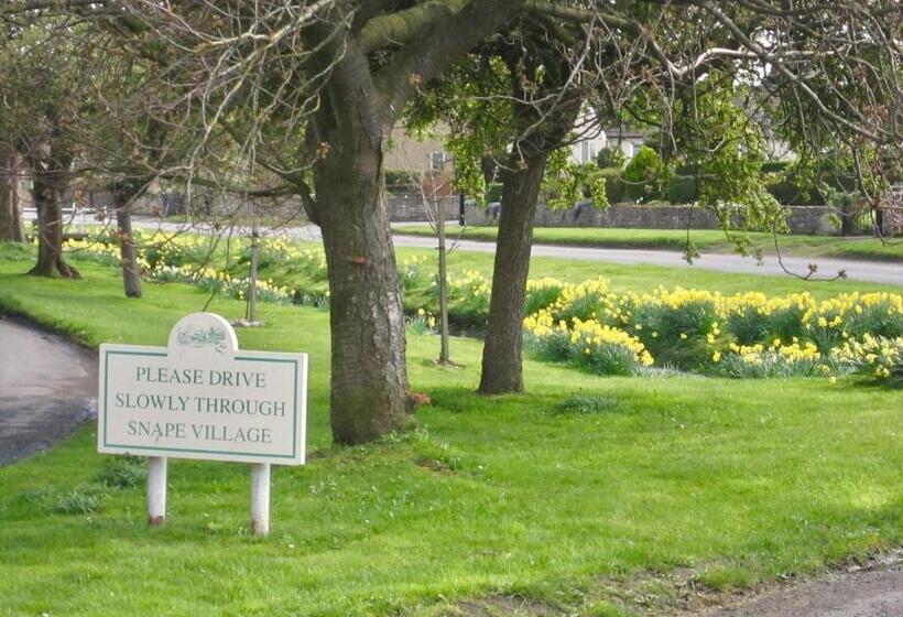 بنسيون The Garden Suites At Snape Castle Mews