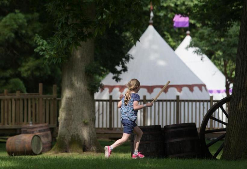 استراحتگاه Warwick Castle Hotel & Knight S Village