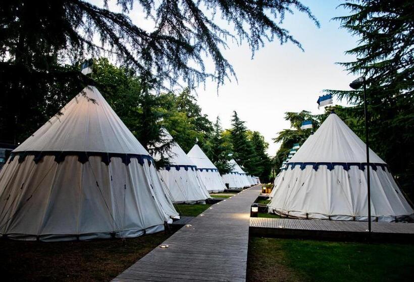 استراحتگاه Warwick Castle Hotel & Knight S Village