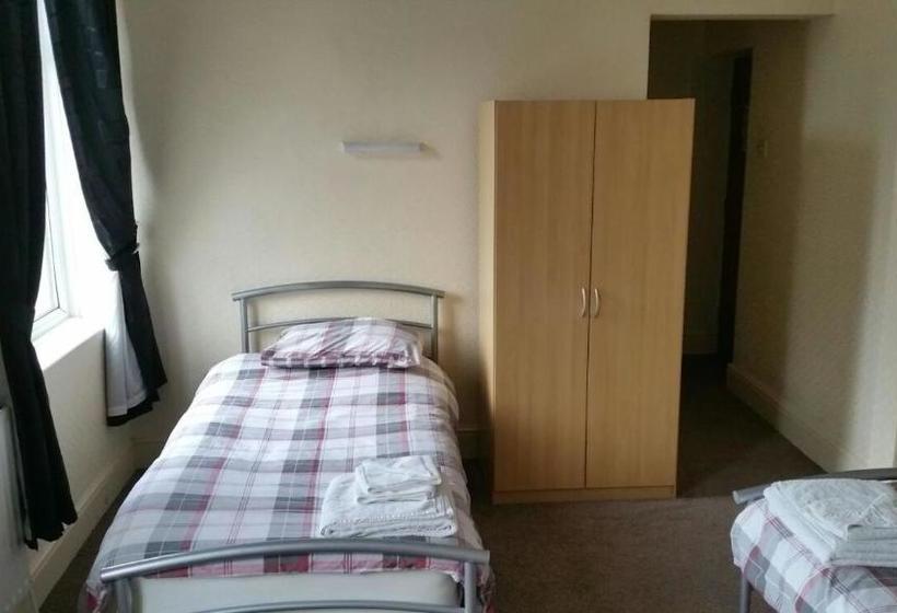 بنسيون The Lodge Guest Accommodation