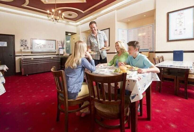 리조트 Trelawne Manor Holiday Park