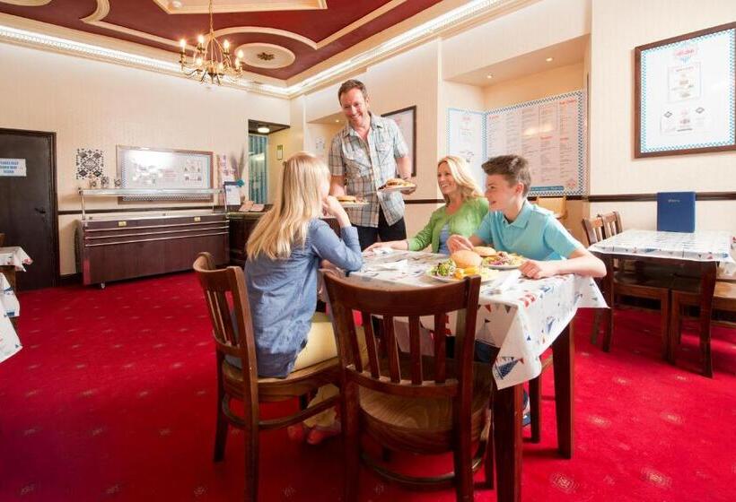 리조트 Trelawne Manor Holiday Park