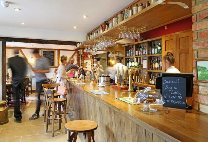 הוסטל The Plough Inn