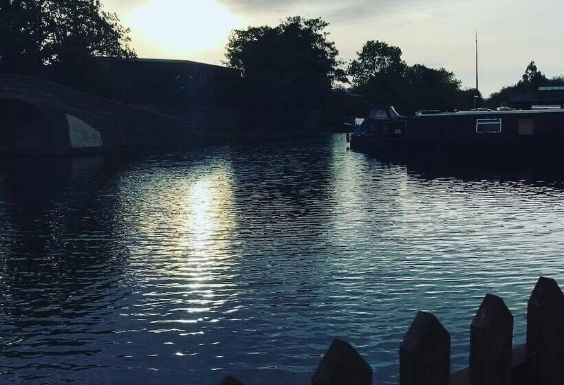 هاستل The Watersedge, Canal Cottages