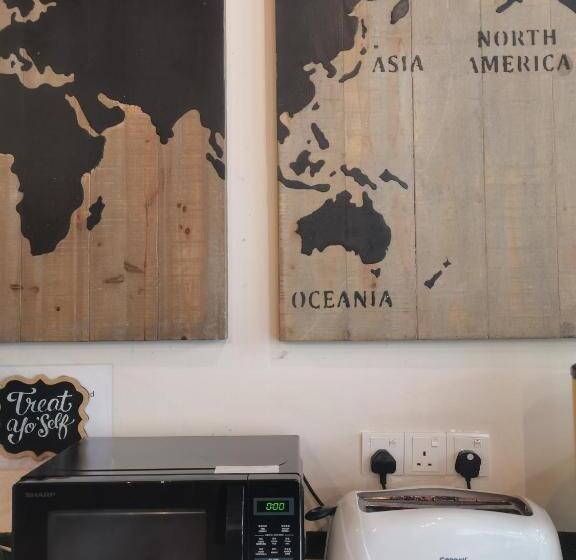 فنادق الكبسولة Sleepbox Hotel   Hostel