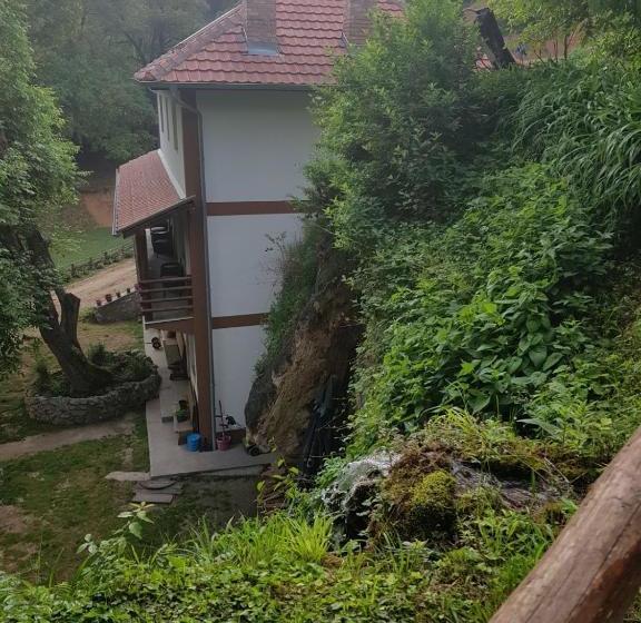 پانسیون Guest House Lisinski Raj